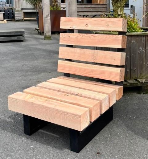 Douglas stoel Deze stoel maakt u zelf met Douglas balken van 120x120, 3/3000 lang. € 90,- inclusief BTW